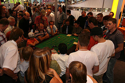 Roulette gaming tables as a magnet at a trade fair Very many visitors to the fair play roulette