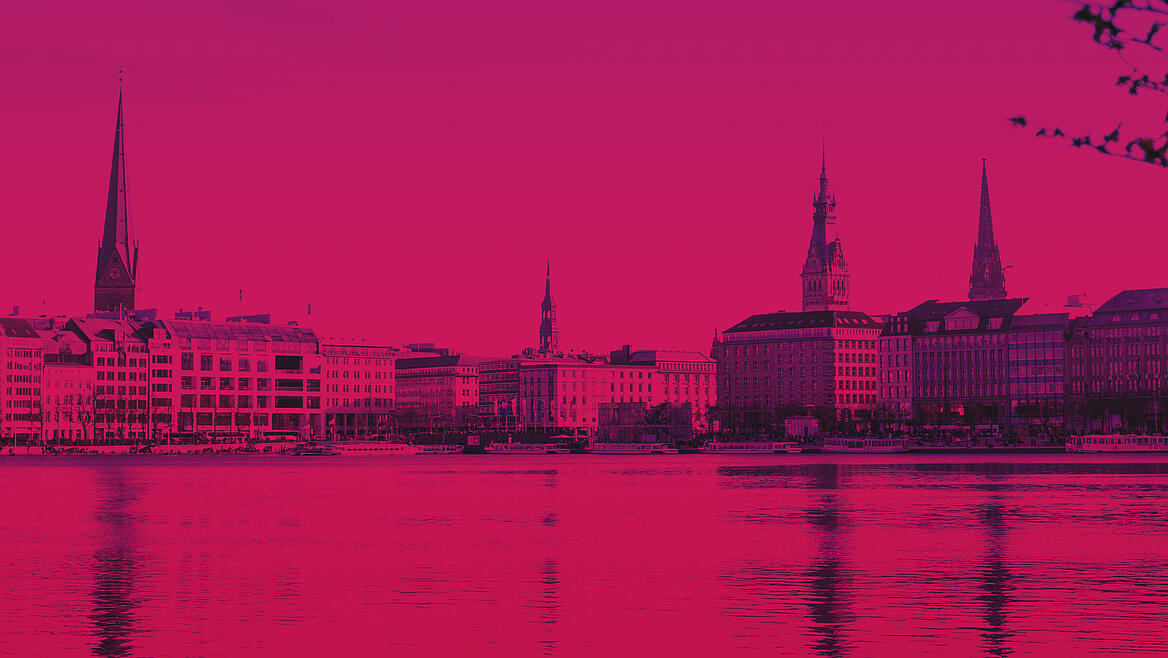 Alster mit Blick auf Hamburg City in Norddeutschland